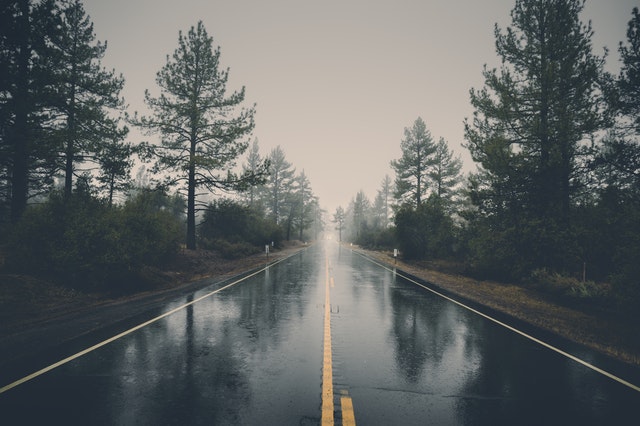 Tips Aman Berkendara Saat Hujan
