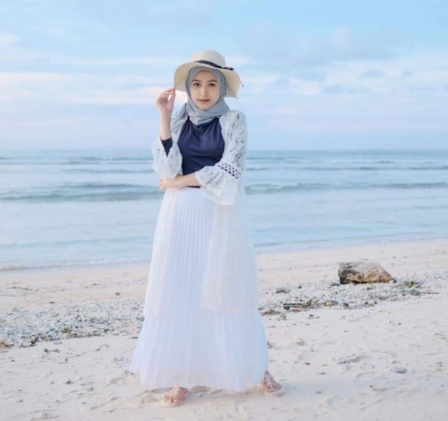 Ootd hijab pantai rok plisket 