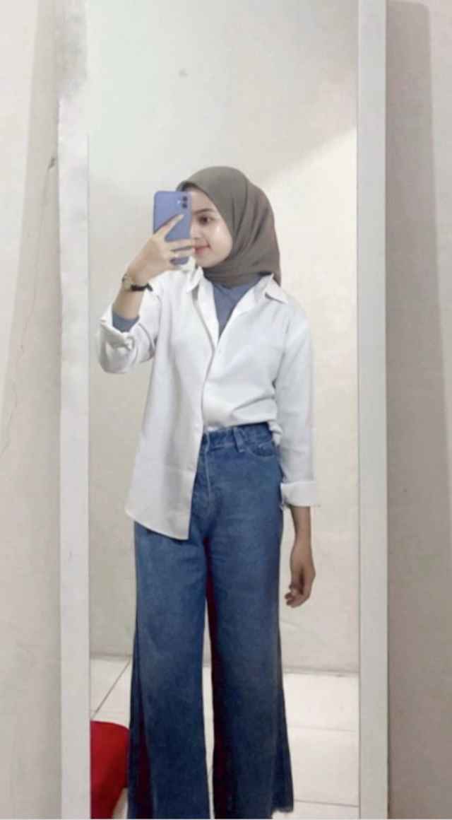 OOTD kemeja putih dan jeans hijab