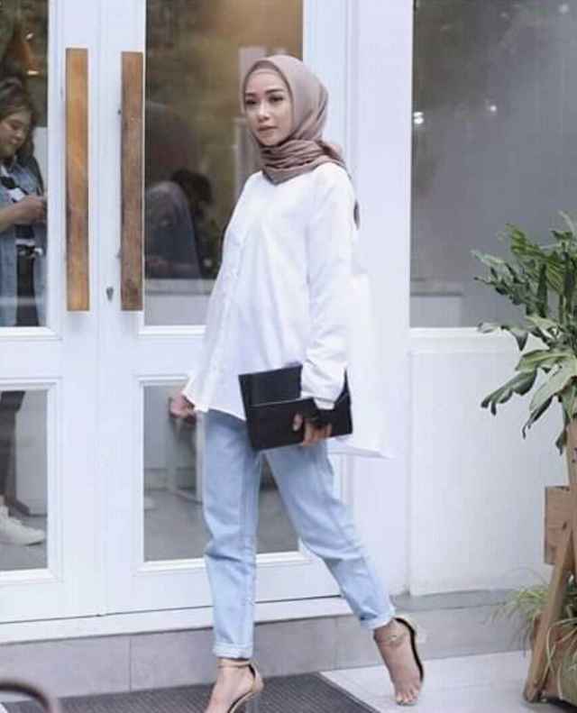 OOTD kemeja putih dan jeans hijab
