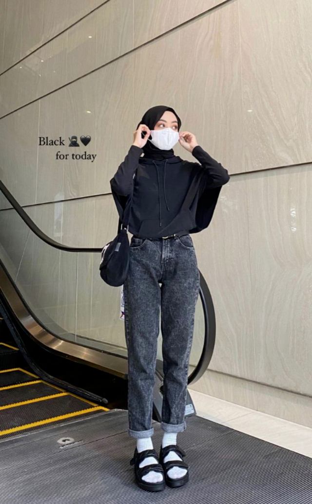 10 OOTD Padu Padan All Black Hijab Celana Jeans Hitam, Stylish!