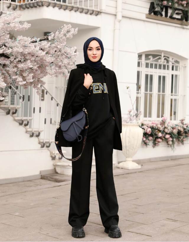 OOTD Kaos Hitam Hijab