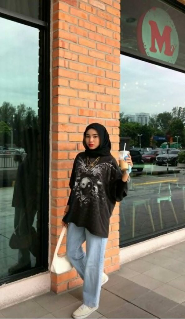 10 Inspirasi OOTD Kaos Oversize Hijab yang Fashionable Abis!