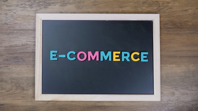 perbedaan social commerce dan e commerce
