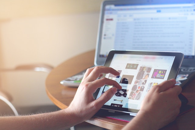 perbedaan social commerce dan e commerce